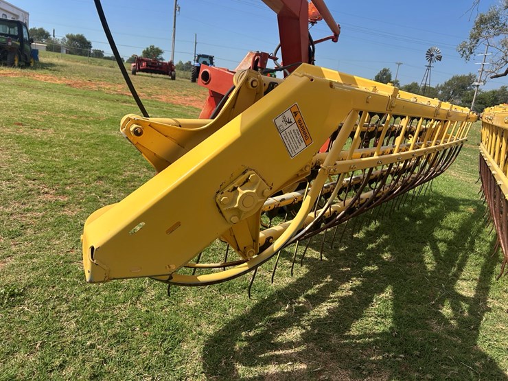 new-holland-216-image-15