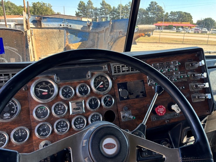 1998-peterbilt-379-image-10