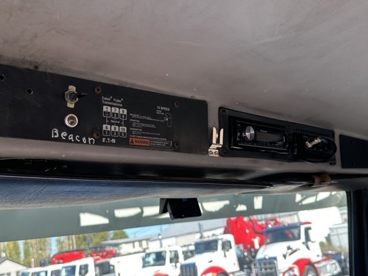 2000-freightliner-fl112-image-18