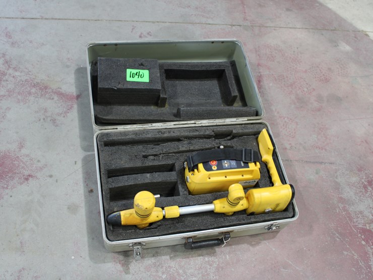 #1040-•-vivax-metrotech-vm-810-cable-and-pipe-locator-image-1