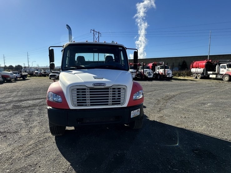 2004-freightliner-m2-106-s/a-truck-tractor-image-8