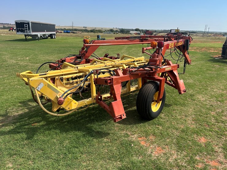 new-holland-216-image-3
