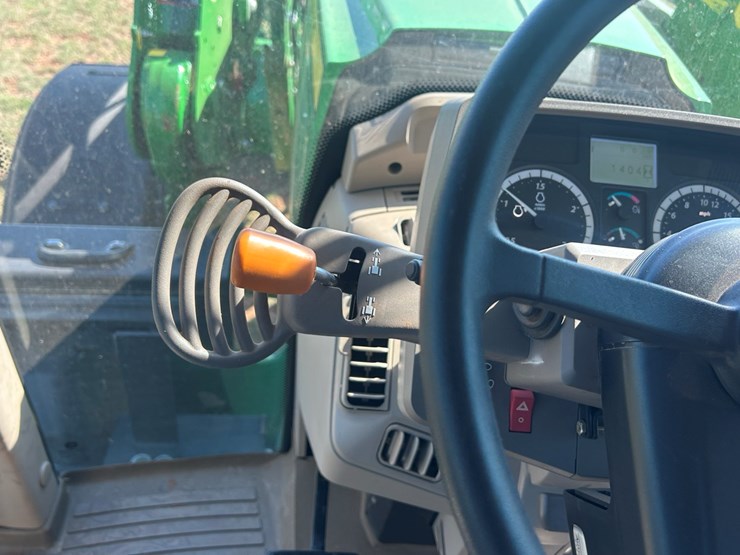 2014-john-deere-6140m-image-38