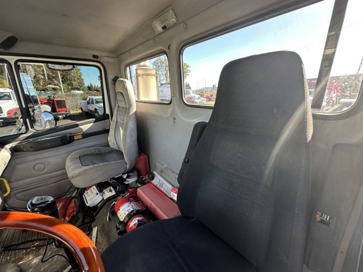 2000-freightliner-fl112-image-15