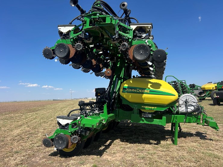 2020-john-deere-dr24-image-2