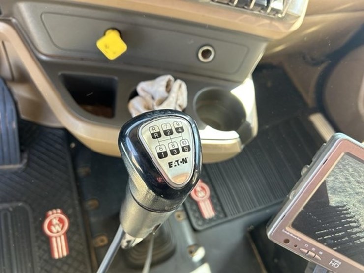 2017-kenworth-t880-image-24