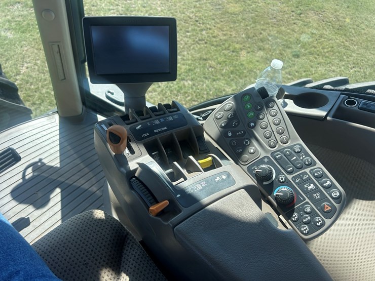 2012-john-deere-7215r-image-25