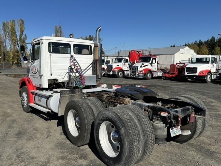 2000-freightliner-fl112-image-3