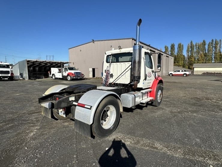 2004-freightliner-m2-106-s/a-truck-tractor-image-5