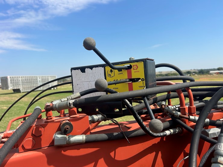 new-holland-216-image-17