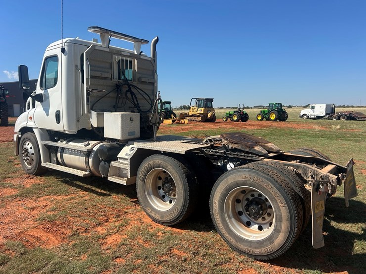 #12-•-2015-freightliner-cascadia-image-33