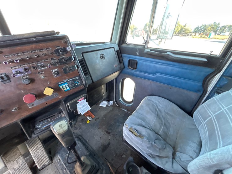 1994-peterbilt-337-image-12