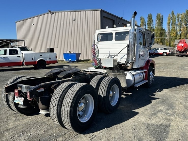 2000-freightliner-fl112-image-5