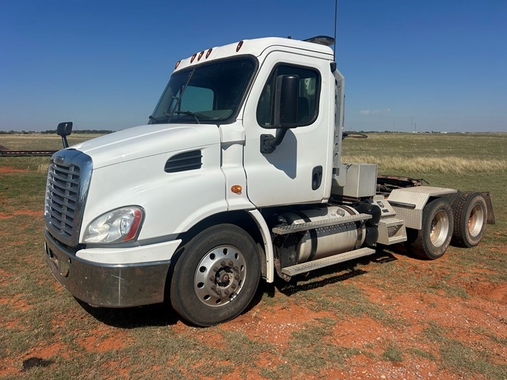 #12-•-2015-freightliner-cascadia-image-31
