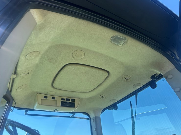 2012-john-deere-7215r-image-22