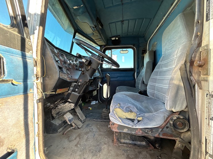 1994-peterbilt-337-image-11