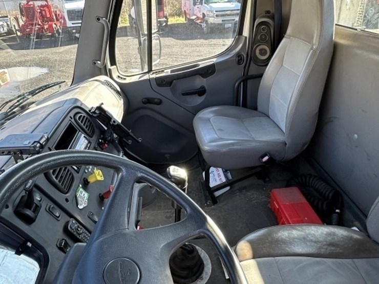 2004-freightliner-m2-106-s/a-truck-tractor-image-21