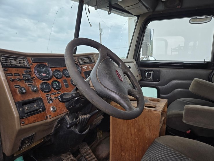 peterbilt-335-image-5