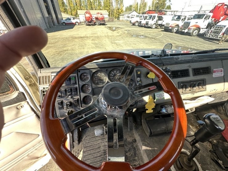 2000-freightliner-fl112-image-16