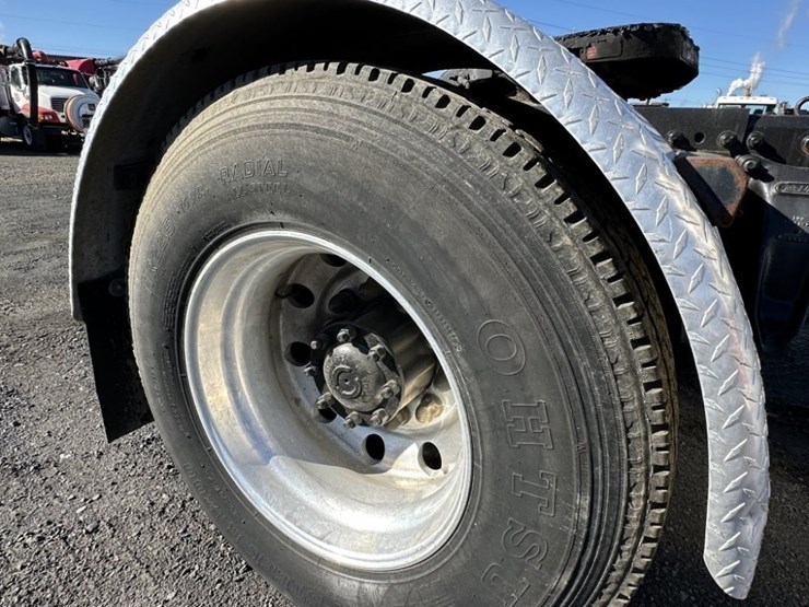 2004-freightliner-m2-106-s/a-truck-tractor-image-11