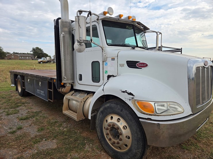 peterbilt-335-image-1