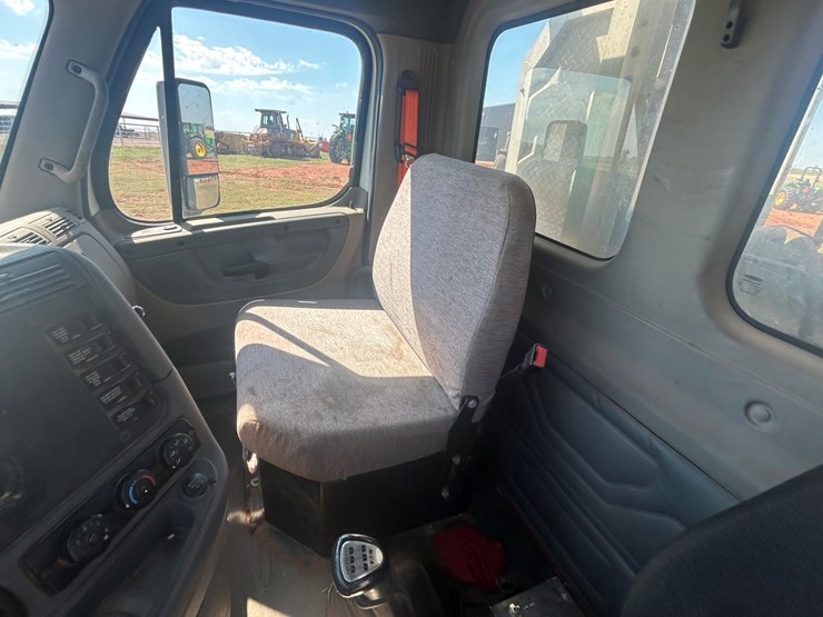 #12-•-2015-freightliner-cascadia-image-20