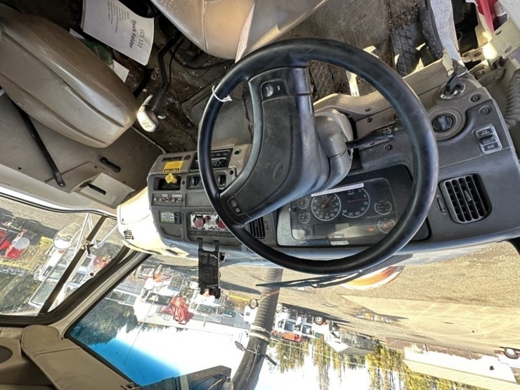 2004-sterling-9500-vactor-vacuum-truck-image-24