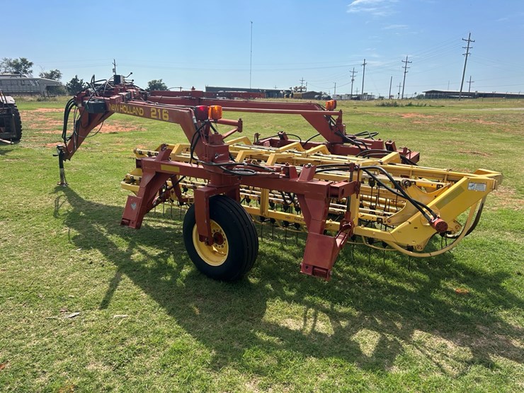 new-holland-216-image-11