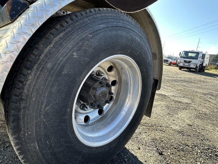 2004-freightliner-m2-106-s/a-truck-tractor-image-10
