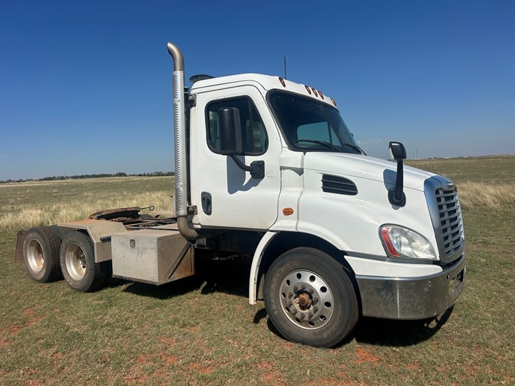 #12-•-2015-freightliner-cascadia-image-1