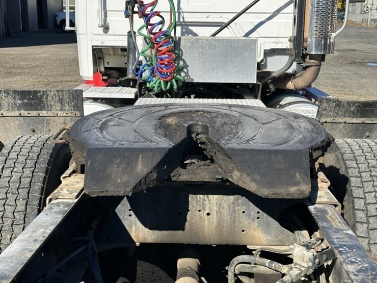2000-freightliner-fl112-image-14