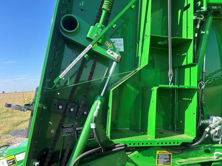 2023-john-deere-560m-image-11