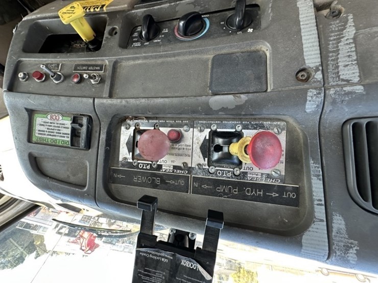 2004-sterling-9500-vactor-vacuum-truck-image-26