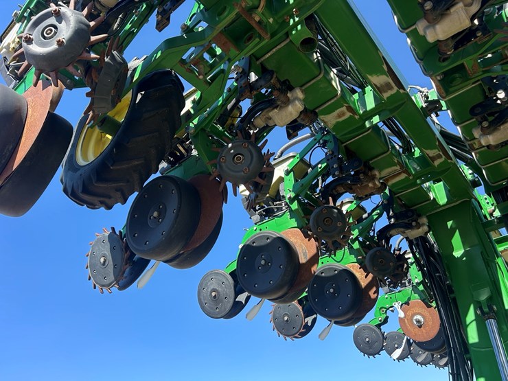 2020-john-deere-dr24-image-16