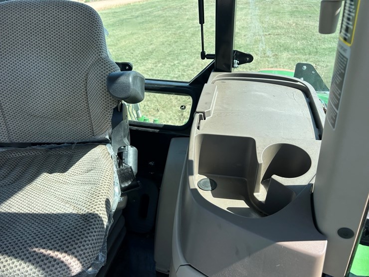 2024-john-deere-6135e-image-37