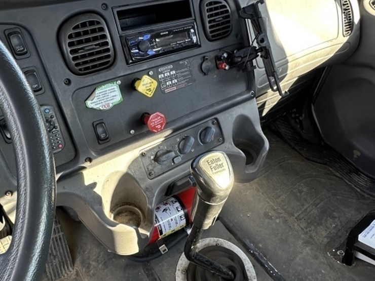 2004-freightliner-m2-106-s/a-truck-tractor-image-24