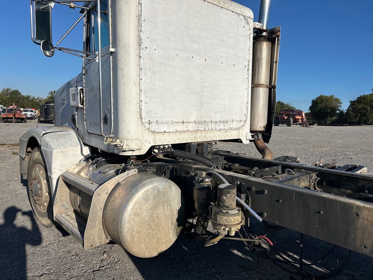 1994-peterbilt-337-image-9