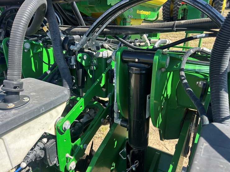 2020-john-deere-dr24-image-14