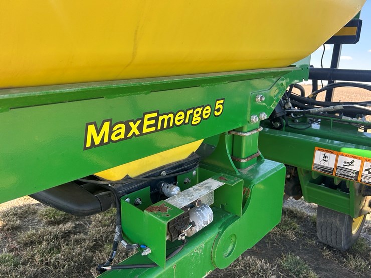 2020-john-deere-dr24-image-13