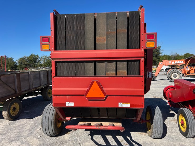new-holland-br780-image-5