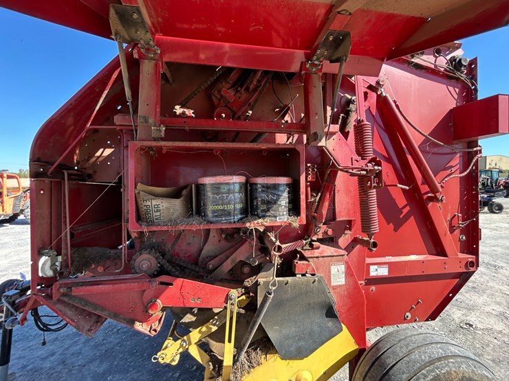 new-holland-br780-image-7