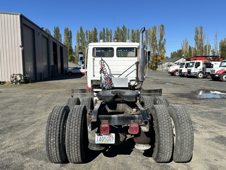 2000-freightliner-fl112-image-4