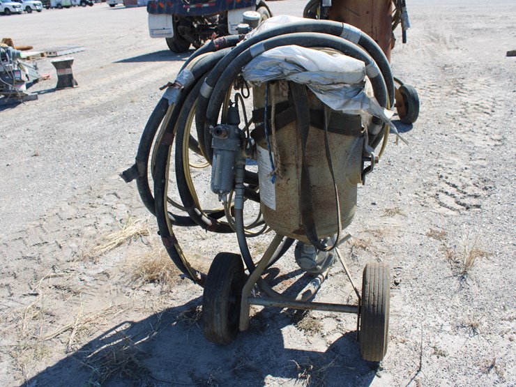 #1017-•-clemco-blasting-pot-image-2