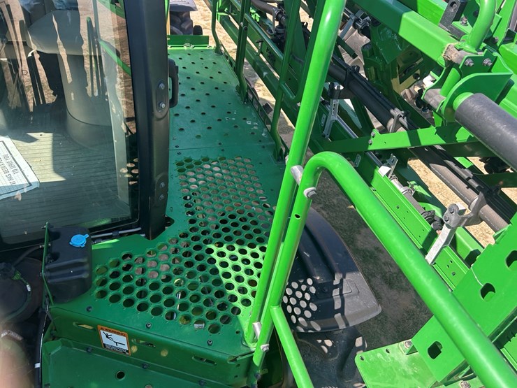 2021-john-deere-r4038-image-40