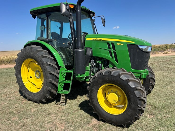 2024-john-deere-6135e-image-1