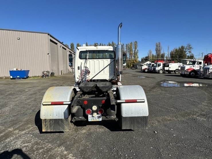 2004-freightliner-m2-106-s/a-truck-tractor-image-4