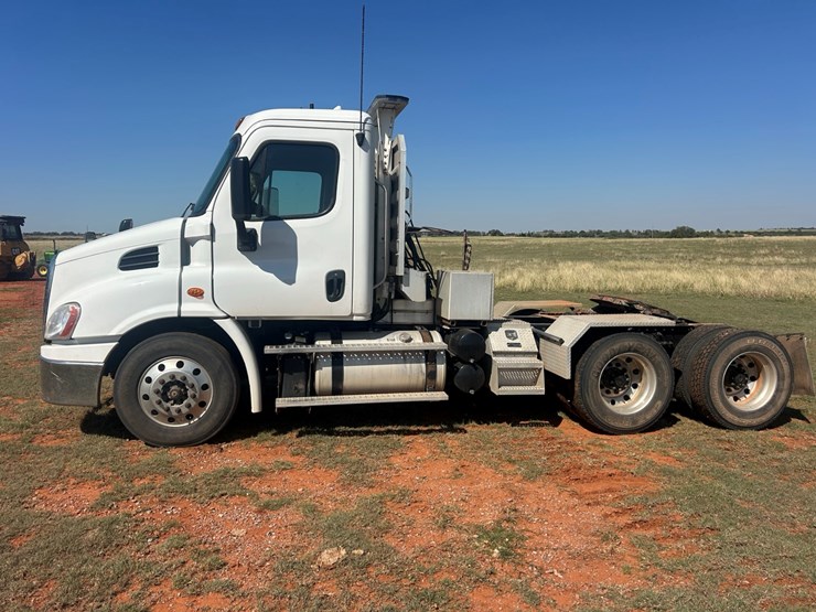 #12-•-2015-freightliner-cascadia-image-32
