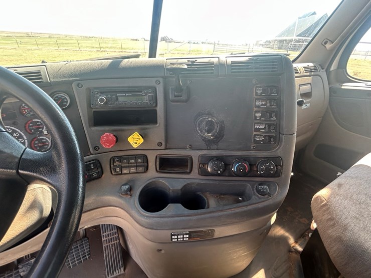#12-•-2015-freightliner-cascadia-image-24