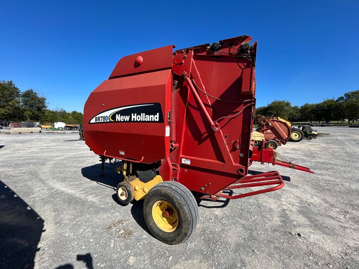 new-holland-br780-image-6