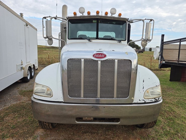 peterbilt-335-image-3